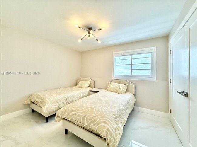 Building Photo - 4122 Collins Ave