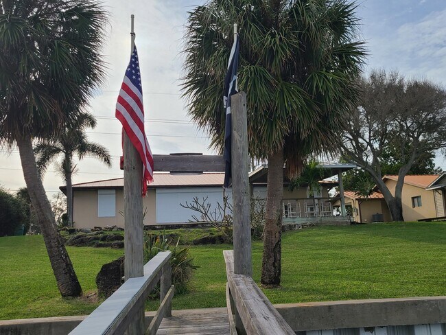 Building Photo - 2557 Pineapple Ave