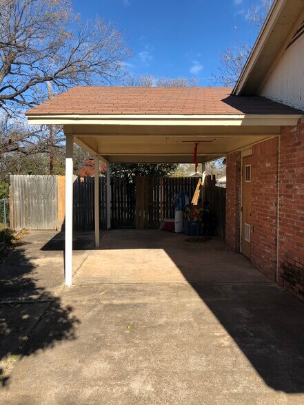 Single carport - 2754 Yale