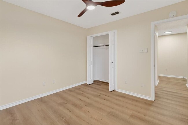 Building Photo - 4453 Lake George Dr