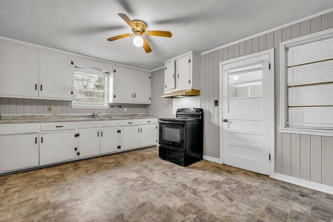 Building Photo - 1005 Blanchard Dr