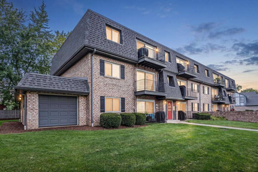 Building Photo - 900 S Plum Grove Rd