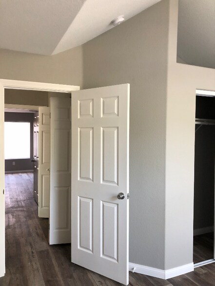 Building Photo - 3246 Mozart Dr