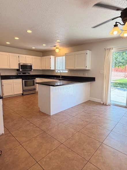 Building Photo - 1743 W Green Valley Ln
