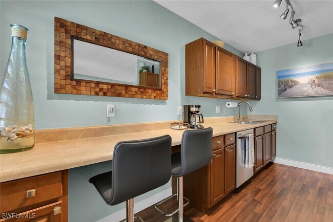 Building Photo - 546 4th Ave S