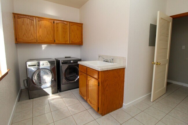 Building Photo - 2081 Paseo Del Prado Dr