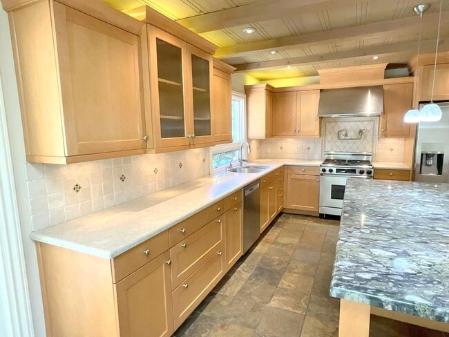 Building Photo - TOP LOCATION & TOP SCHOOLS ! Remodeled SAR...