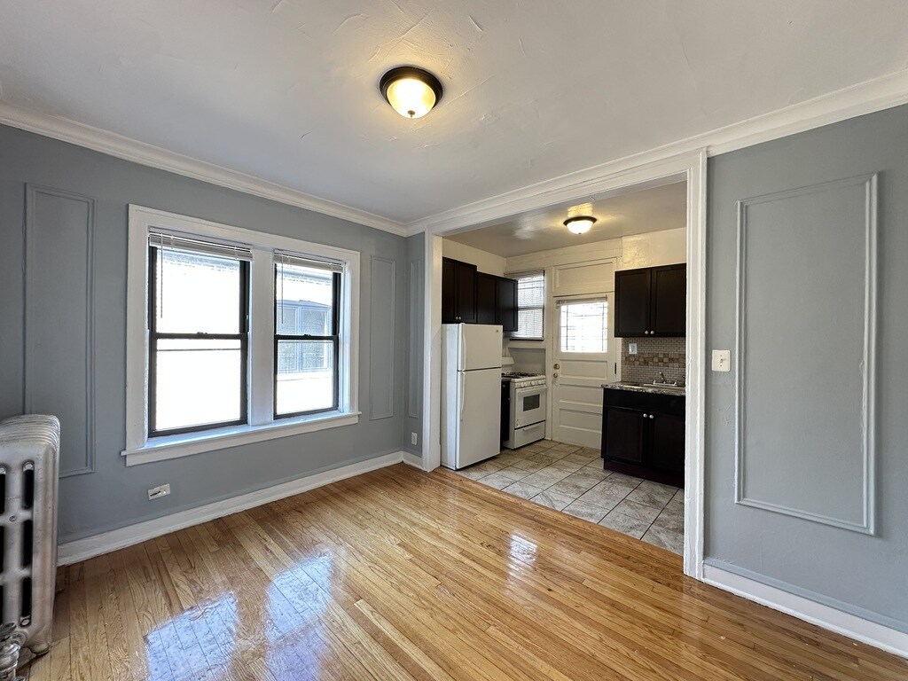 Building Photo - 1323 W Estes Ave