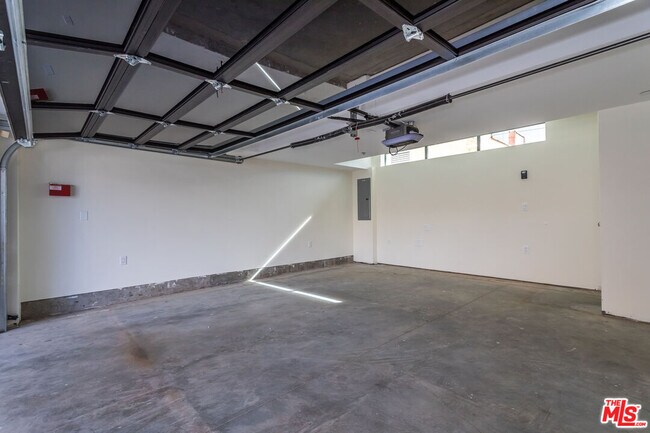 Building Photo - 1318 N Vista St