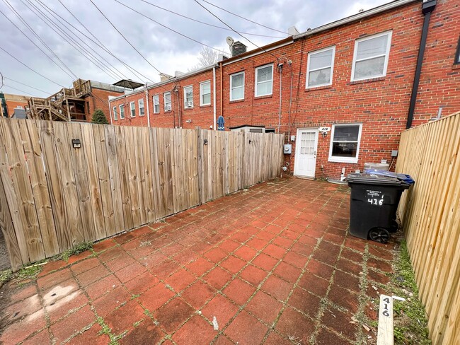 Building Photo - Beautiful 2 Bedroom 1 Bath Townhouse in Fa...