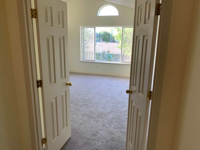 Building Photo - 1367 NE Birkshire Ct