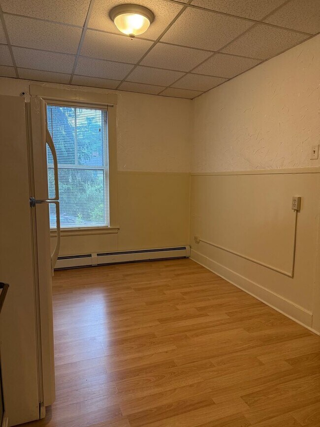 Building Photo - Westbrook-66 Stroudwater St. #1:  1 BR/1BA+office apt., Available now! $1,650.00 + utilities