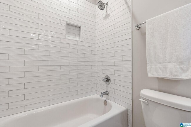 Building Photo - 829 21st Ave E