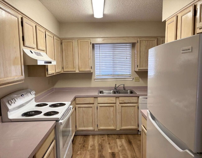 Building Photo - $200.00 Off First FULL Months Rent!