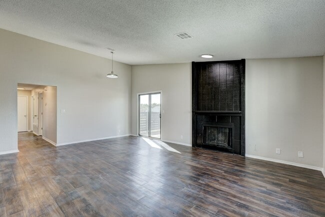 Building Photo - Home Like Living at Apartment Prices