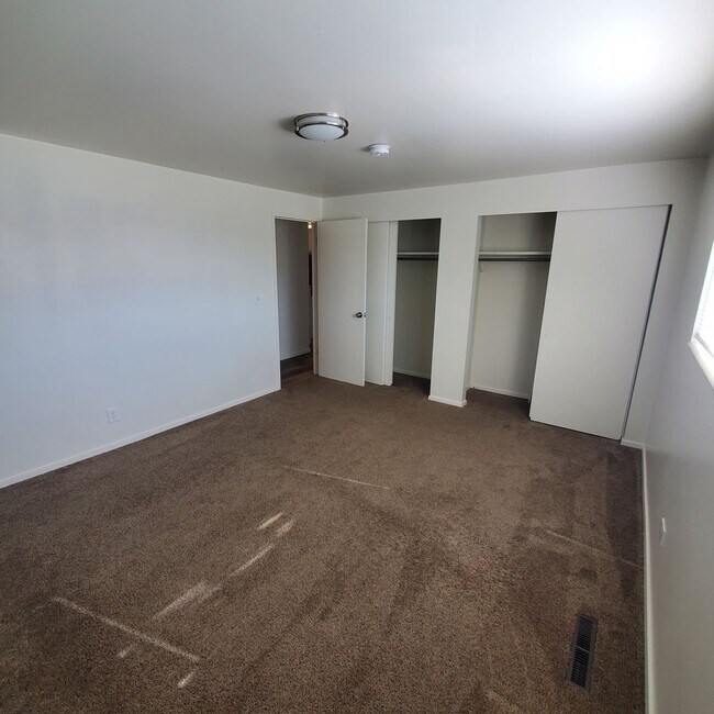 Building Photo - 866 600 W