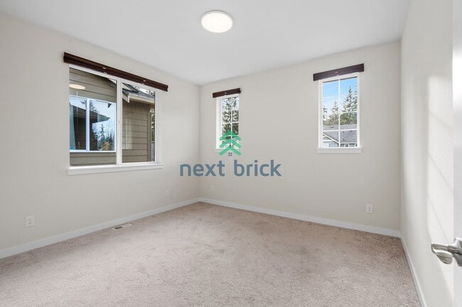 Building Photo - 5 BED & 3.5 BATH FOR RENT