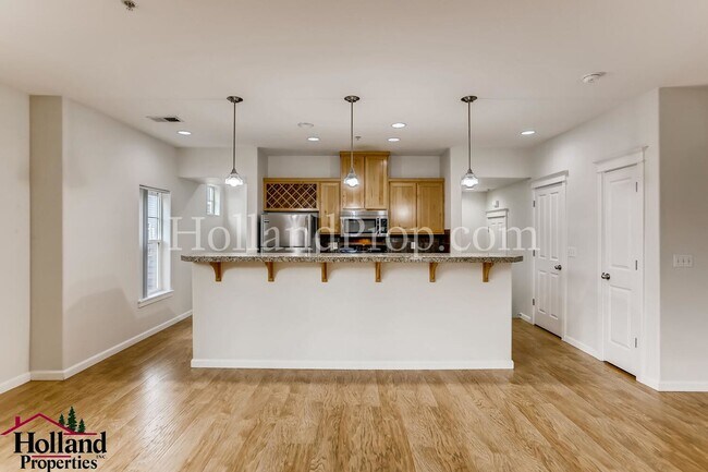 Building Photo - Wonderful 3 Story Condo in Hillsboro!