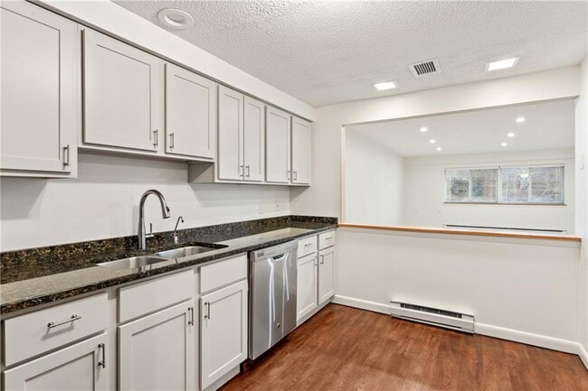 Building Photo - 30 Argyle Ave