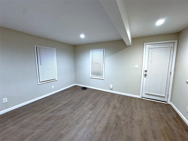 Building Photo - 33 1/2 Oak St