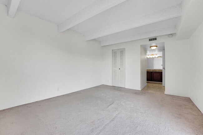 Building Photo - $1,395.00, stunning 1 bed, 1 bath condo in...