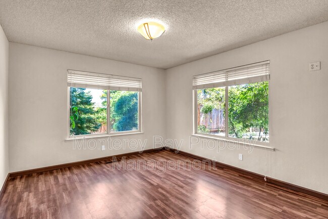 Building Photo - 1446 Skyview Dr