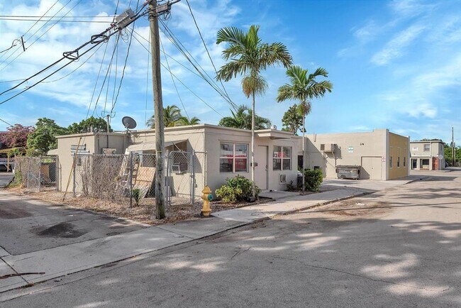 Building Photo - 813 9th Ave N