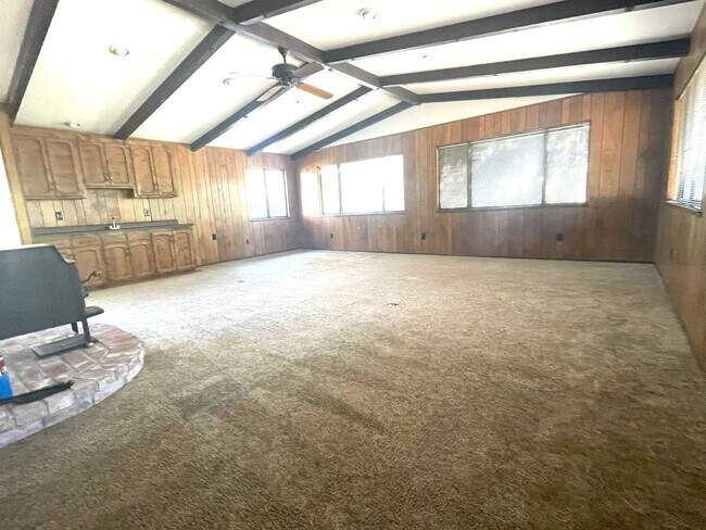 Building Photo - 3/2 plus a large bonus room-Home on golf c...