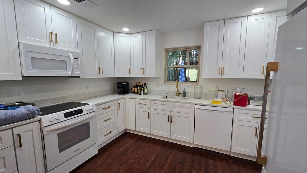 Building Photo - 284 W Central Park St