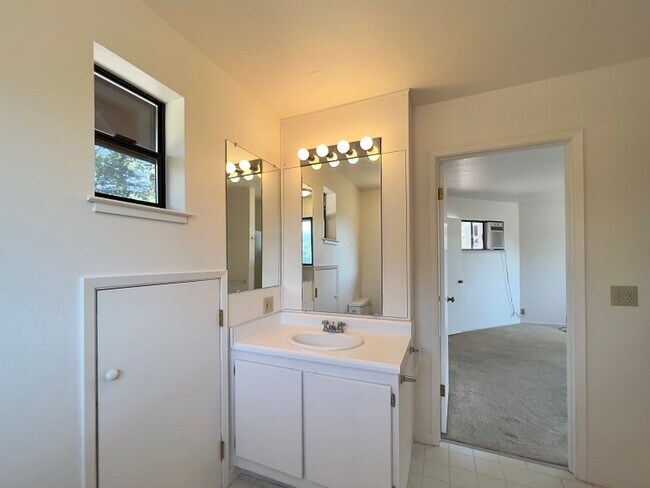 Building Photo - Spacious Three Bedroom Calistoga Home