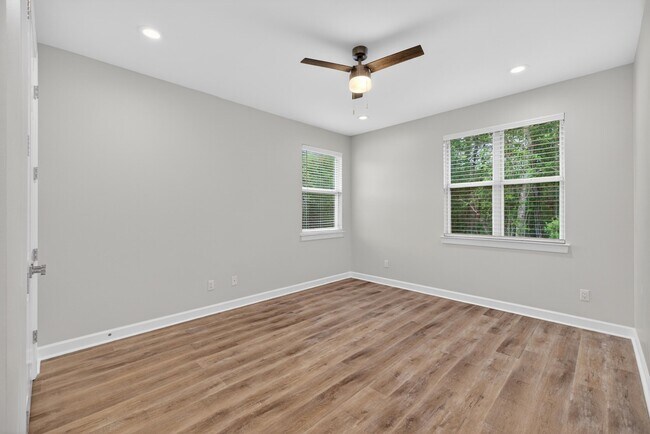 Building Photo - 2019 Pine Island Cir