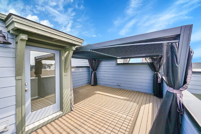 Building Photo - $3,195, 3 bed, 3.1 bath, located in Broomf...