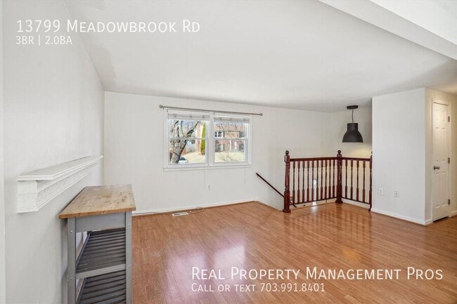 Building Photo - 3 Bed Single Family Home w/ Fenced in Back...