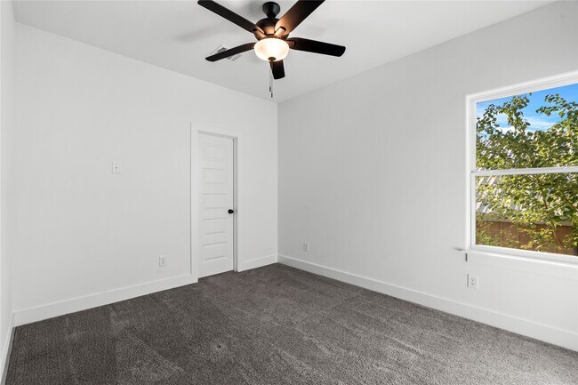 Building Photo - 2213 Lee St