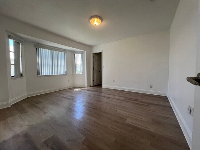 Building Photo - $1,875 ** ANNUAL ** Available 10/15/25 - Newly Renovated ** 3/2 Single Family Home with Oversized...