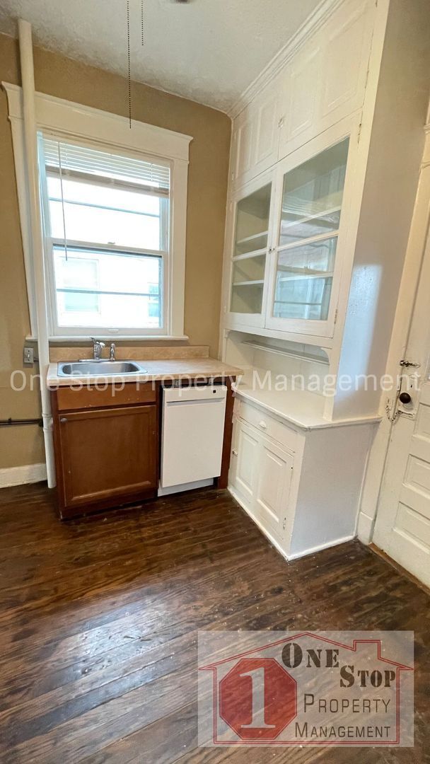 Building Photo - Gorgeous and Unique 2 Bedroom, 1 Bathroom ...