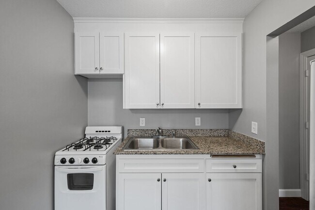 Building Photo - Spacious 1BR/1Bath apartment Available Ear...