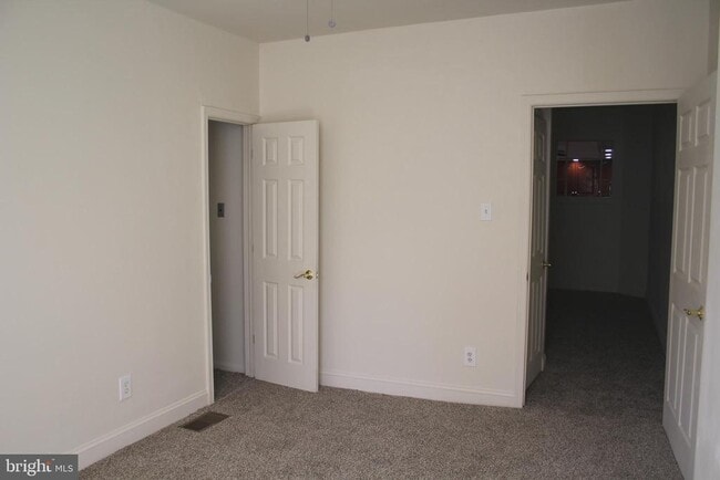 Building Photo - 204 Maple St