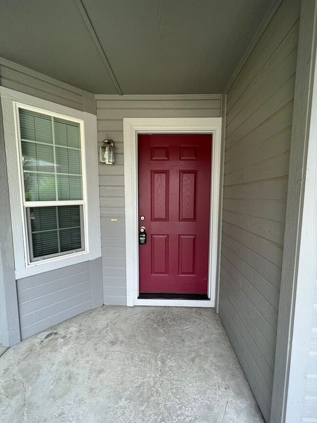 Building Photo - Lovely 4 bedroom (+ 2 living rooms) 2.5 ba...