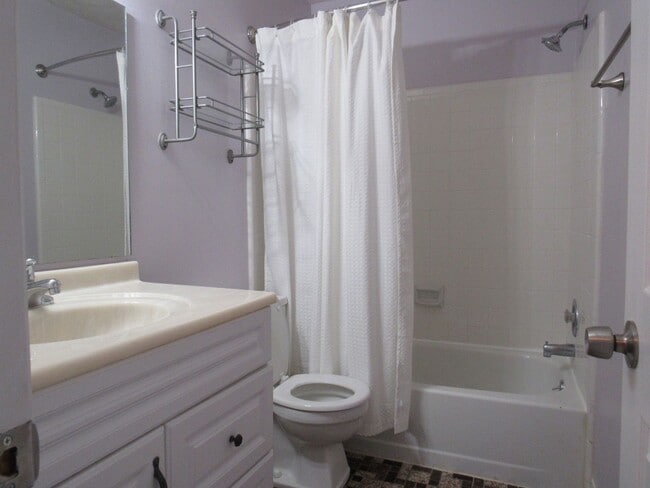 Building Photo - Two Bedroom Townhouse Style Condo