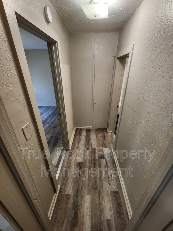 Building Photo - 300 W 14th St