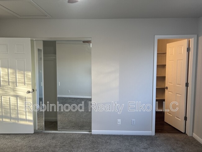 Building Photo - 1515 Glenmoor Dr