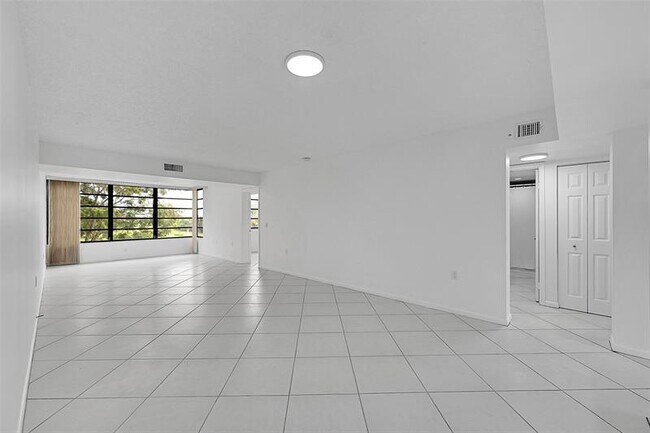 Building Photo - 1703 Whitehall Dr