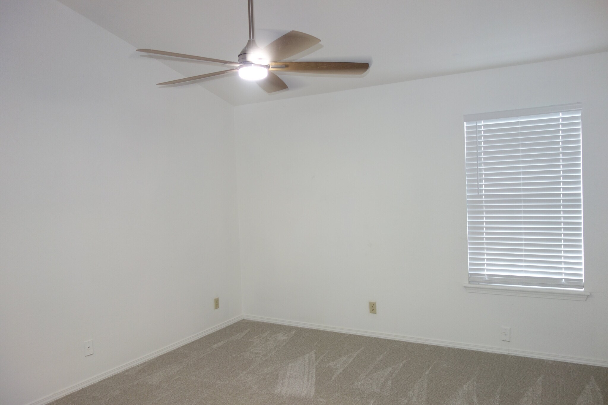 Primary Bedroom w/vaulted ceiling - 6656 S Utica Pl