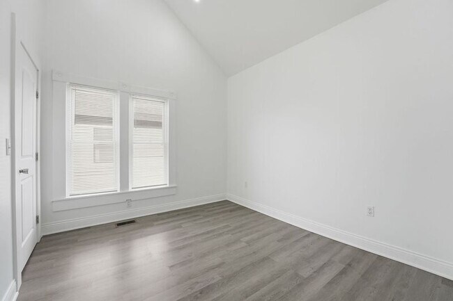 Building Photo - 522 Kelton Ave