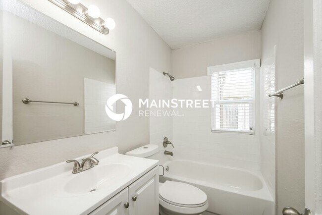 Building Photo - 2 Bedroom Pet-Friendly Home in Indianapolis, IN with Main Street Renewal