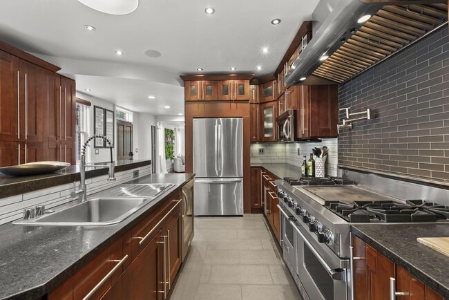 Building Photo - 610 City Park Ave