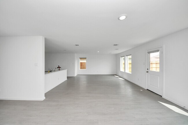 Building Photo - 3012 Sunrise Dr