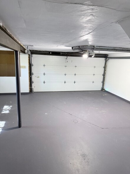 Building Photo - 3295 Woodhaven Dr