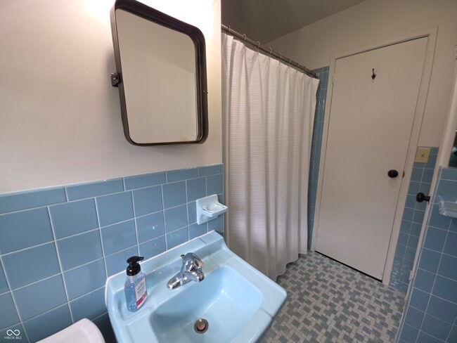 Building Photo - 806 Harney Dr